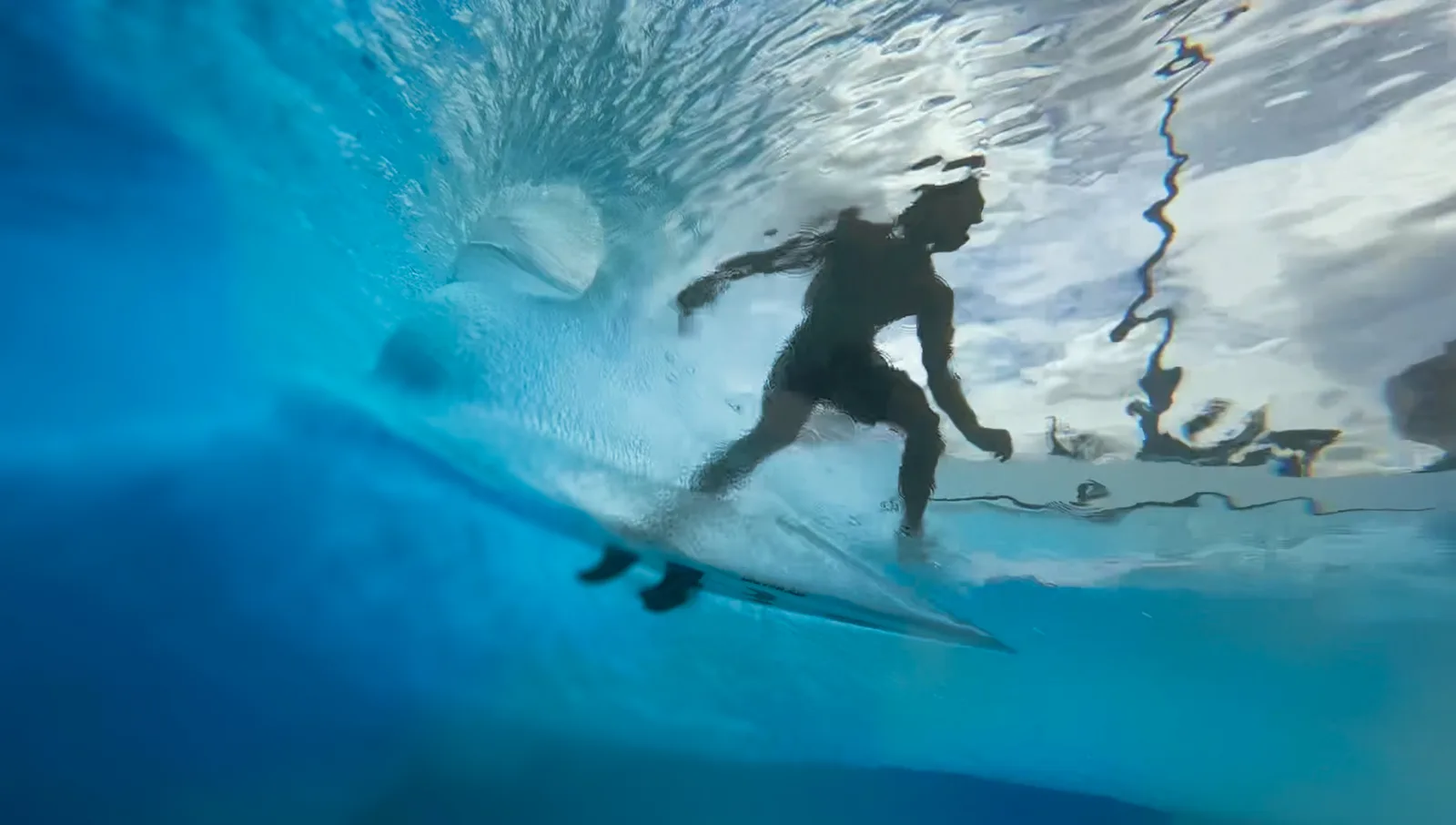 Surfista em uma onda no Beyond The Club